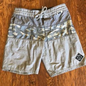 Salty crew men’s camo board shorts. 30